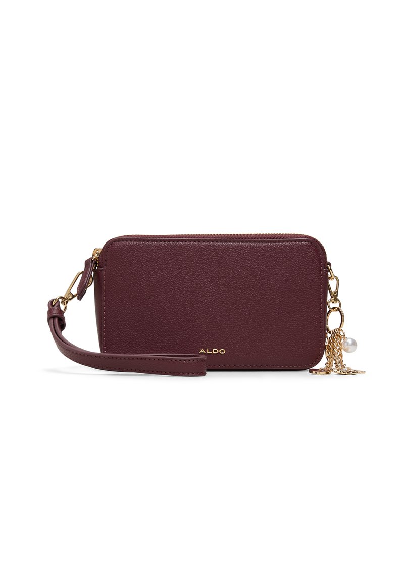 Portafoglio in ecopelle bordeaux con hardware dorato, chiusura con zip, tracolla e catena decorativa con accento di perla.