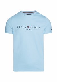 Světle modré bavlněné tričko s kulatým výstřihem, krátkými rukávy a textem "TOMMY HILFIGER EST. 1985" v tmavě modré barvě přes hrudník.