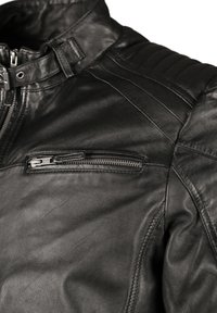 Schwarze Lederjacke mit hohem Kragen, gepolsterten Schultereinsätzen und einer mit Reißverschluss versehenen Brusttasche. Glatte Textur und taillierter Schnitt.