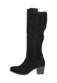 Bota de ante negra hasta la rodilla con punta ligeramente afilada y tacón ancho. Presenta un herraje decorativo en la parte superior. Textura suave.