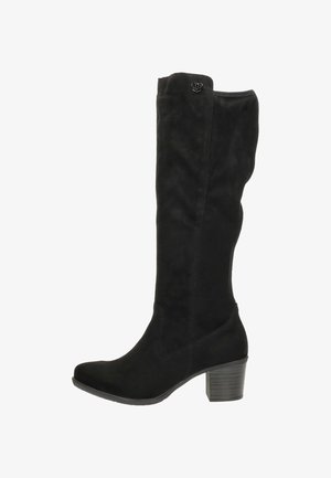 Botte noire en suède haute jusqu'au genou avec un embout légèrement pointu et un talon carré. Présente un matériel décoratif en haut. Texture lisse.