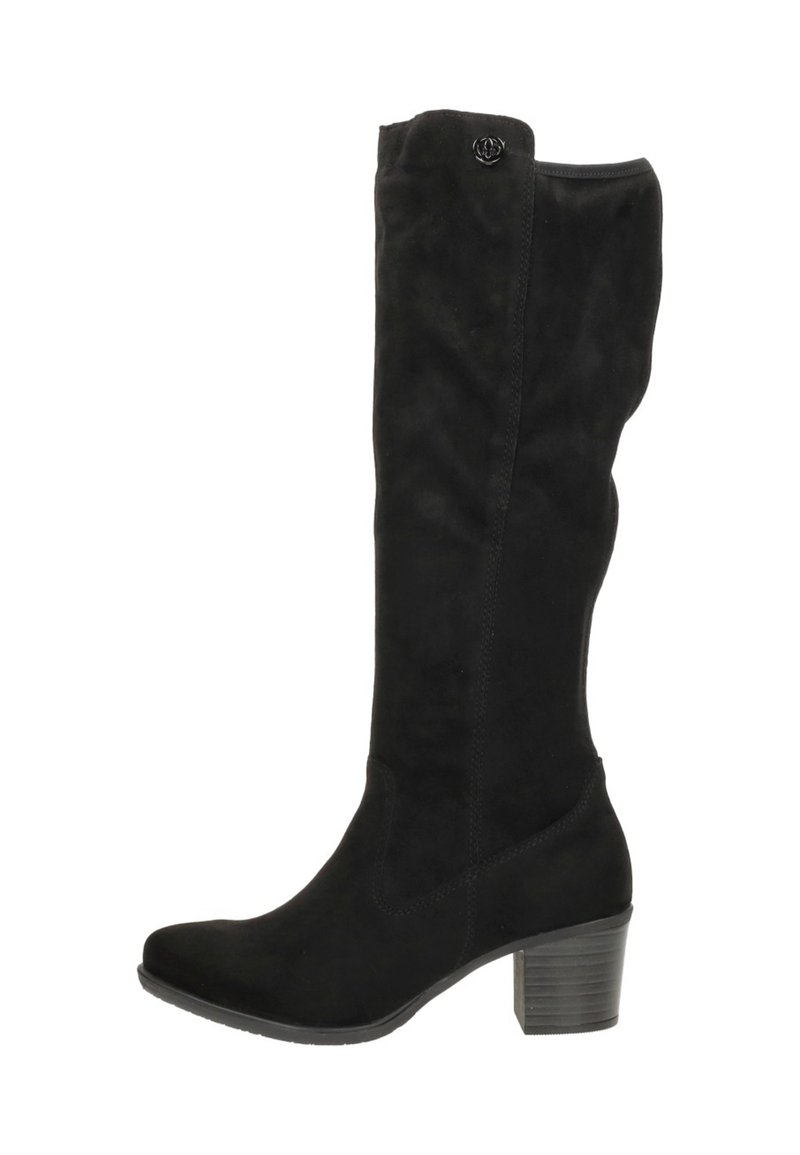 Bota de ante negra hasta la rodilla con punta ligeramente afilada y tacón ancho. Presenta un herraje decorativo en la parte superior. Textura suave.
