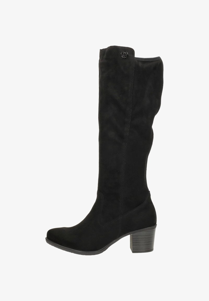 Bota de ante negra hasta la rodilla con punta ligeramente afilada y tacón ancho. Presenta un herraje decorativo en la parte superior. Textura suave.