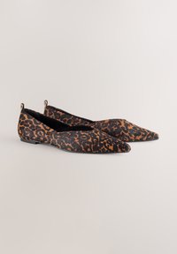 Ballerines imprimé léopard à bout pointu, confectionnées dans un tissu texturé noir et marron, présentant un design élégant et une quincaillerie minimale.