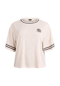 Camiseta de punto de manga corta color crema con escote redondeado, puños a rayas negras y un estampado gráfico en el pecho.