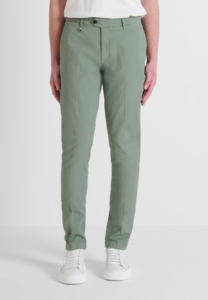 BRYAN IN GARMENT DYE STRETCH DOBBY - Chino - agave green