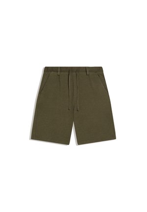 Olívazöld, laza rövidnadrág elasztikus derékpánttal, húzózsinórral, övbújtatókkal és oldalzsebekkel, fehér háttéren laposan elhelyezve.