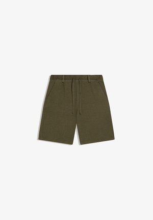 Pantaloni scurți casual de culoare verde măsliniu, cu talie elastică, șnur, bucle pentru curea și buzunare laterale, așezați pe fundal alb.
