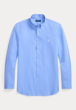 Jasnoniebieska koszula z długim rękawem zapinana na guziki, z kołnierzykiem na guziki i białym haftowanym logo Polo Ralph Lauren na piersi.