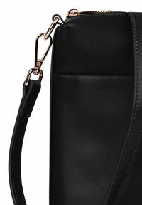 Černá kožená kabelka s uhlazeným designem, vybavená zlatým kovovým klipem a hladkou texturou. Včetně nastavitelného popruhu.