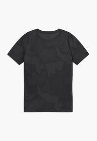 Sort kortærmet T-shirt med prikket tekstur og geometrisk mønster i varierende nuancer af sort. Rund halsdesign, letvægtsmateriale.