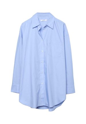Hellblaues langärmeliges Hemd mit Knöpfen, spitzem Kragen und Brusttasche, präsentiert vor weißem Hintergrund.