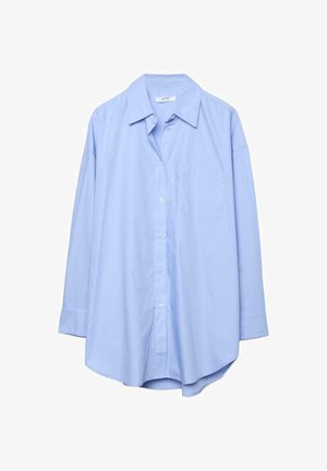 Camicia azzurro chiaro a maniche lunghe con bottoni, colletto appuntito e taschino sul petto, esposta su sfondo bianco.