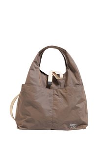 Bolso tote de nailon marrón con asas anchas, cierre de correa beige y logo "BIMBA Y LOLA" en la esquina inferior derecha.