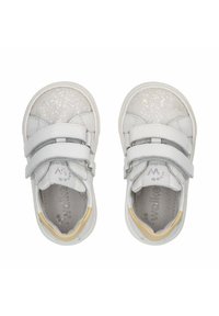Sneakers bianchi per bambini con due cinturini in velcro, puntali luccicanti silver e accenti grigio chiaro ai lati. Foderatura interna testurizzata.