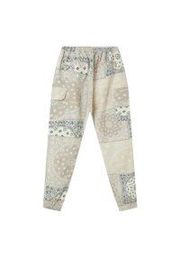 Pantaloni beige con un design a patchwork caratterizzato da motivi paisley in bianco e nero, vita elastica e tasche laterali.
