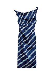 Robe en satin bleu marine avec des rayures diagonales blanches et bleu clair. Présente des liens d'épaule asymétriques et une silhouette ajustée.