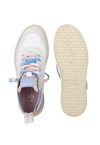 Sneaker bianca con lacci pastello misti in rosa e blu, suola in gomma testurizzata, design piatto e branding sul tallone e sulla linguetta.