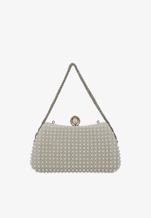 Bolso de mano con cuentas en material perlado blanco, con una cadena trenzada de plata y un cierre redondo. Presenta una forma estructurada y una superficie texturizada.