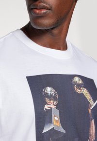 Mitchell & Ness NBA SAN ANTONIO SPURS DUNCAN & ROBINSON NBA PLAYER PHOTO TEE - Klub merchandise - white