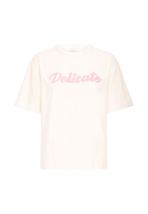 Wit T-shirt met korte mouwen en roze geborduurde tekst "Delicate", gemaakt van zacht stof met een ontspannen pasvorm en ronde hals.