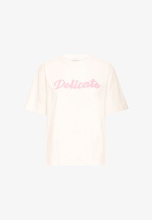 Wit T-shirt met korte mouwen en roze geborduurde tekst "Delicate", gemaakt van zacht stof met een ontspannen pasvorm en ronde hals.