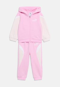 Παιδικό ροζ και κρεμ δίχρωμο σετ φόρμας Puma δύο κομματιών με φερμουάρ και κουκούλα, καθώς και παντελόνι τζόγκερ με ελαστική μέση, με το λογότυπο Puma στο στήθος και στο μηρό.
