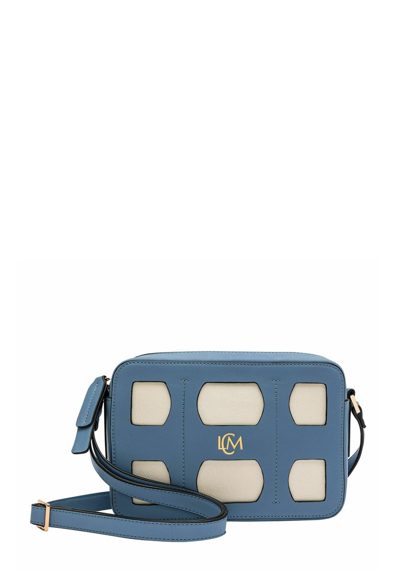 Sac à bandoulière en cuir bleu avec des accents beiges, doté d'une forme rectangulaire, de détails cousus et d'un logo en or à l'avant. Bretelle réglable incluse.