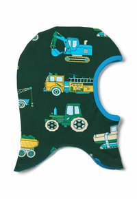 Cappello per bambini realizzato in morbido cotone di colore verde scuro con rifiniture blu. Presenta motivi di veicoli colorati: trattori, camion e gru.