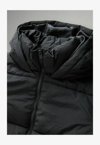 Selezionato, black