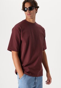 Oakley SOHO TEE - Jednoduché tričko - grenache