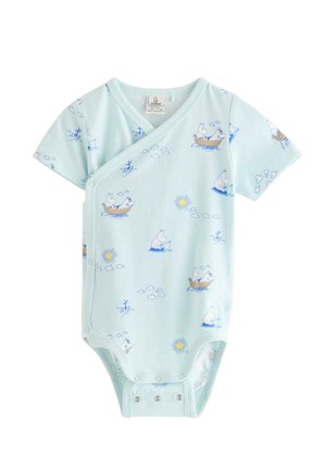 Lyseblå babybody med korte ærmer, slå-om-lukning med knapper og blå tegneseriefigurer, der fisker og sejler med sol- og sky-mønstre.
