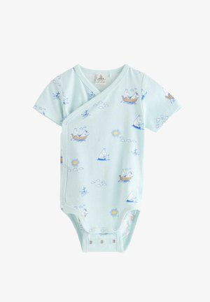 Lyseblå babybody med korte ærmer, slå-om-lukning med knapper og blå tegneseriefigurer, der fisker og sejler med sol- og sky-mønstre.