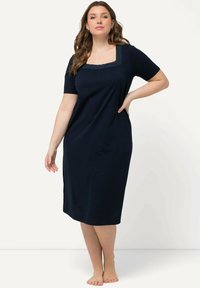 Námořnická modrá krátkosrstá šaty vyrobené z měkké tkaniny, s čtvercovým dekoltem lemovaným krajkou a rovnými liniemi, dosahujícími do půli lýtek.