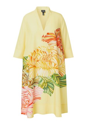 Robe jaune à col en V avec manches trois-quarts et grand imprimé floral multicolore ainsi que feuillage vert sur le devant et les côtés.