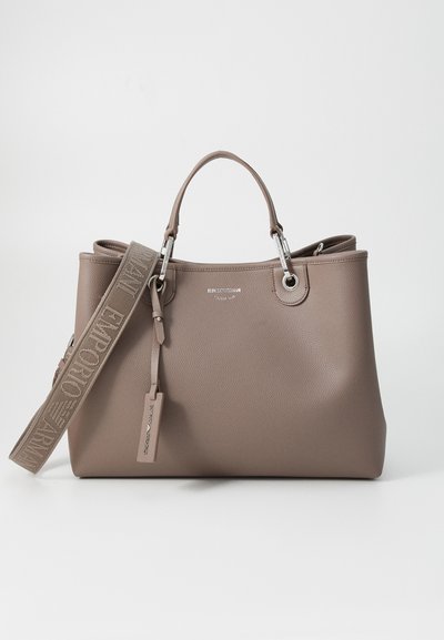 Bolso de mano de cuero marrón con un acabado texturizado, herrajes de plata y dos asas. Incluye una correa ajustable de marca.