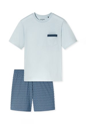 Lichtblauw katoenen T-shirt met korte mouwen en een zakje met een marineblauw geometrisch patroon. Bijpassende marineblauwe korte broek met patroon.