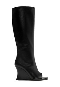 Botte compensée noire en cuir montant au genou avec bout ouvert et talon incurvé, design minimaliste, profil latéral sur fond blanc.