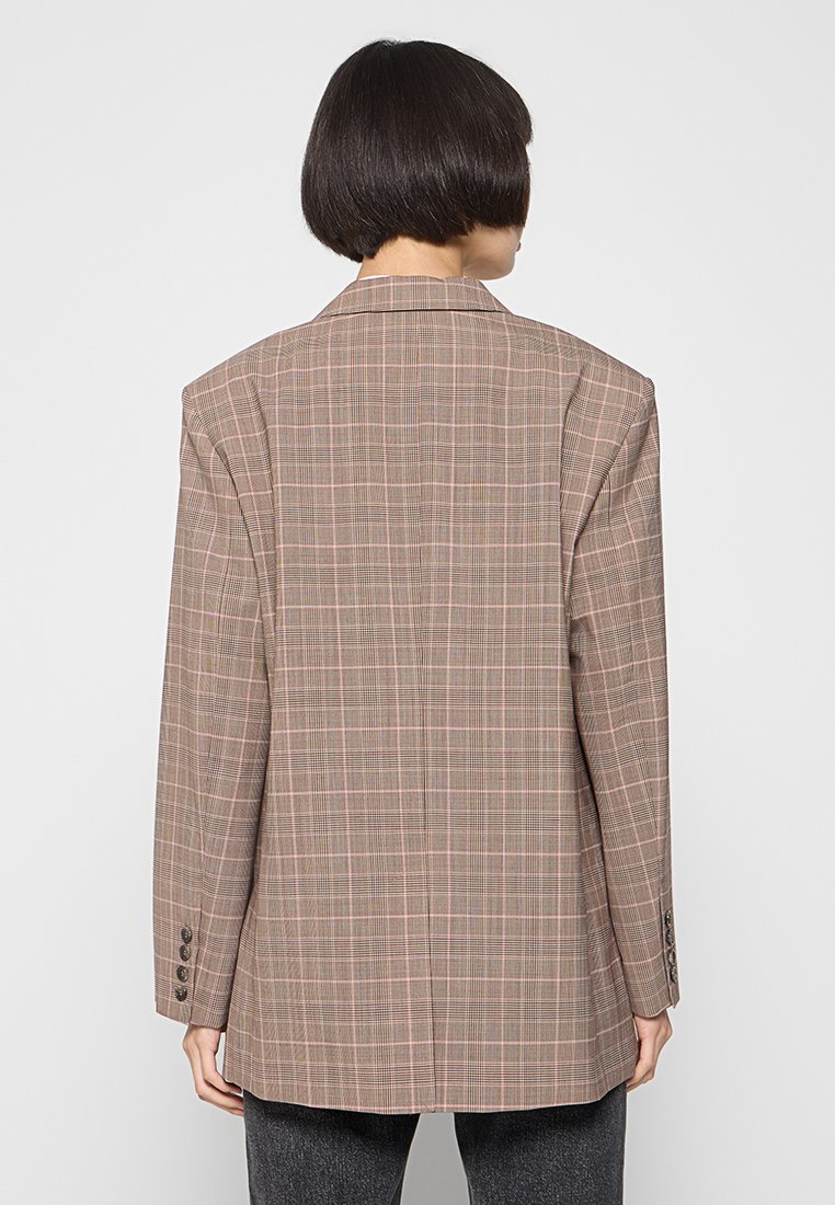 Bruine geruite blazer met een gestructureerde pasvorm, brede revers en knoopmanchetten. Kenmerkt zich door subtiele roze en blauwe lijnen in het patroon.