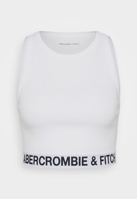 Biela skrátená tank top s rebrovanou textúrou, okrúhlym výstrihom a čiernym pásom s logom. Minimalistický dizajn bez ďalších vzorov.