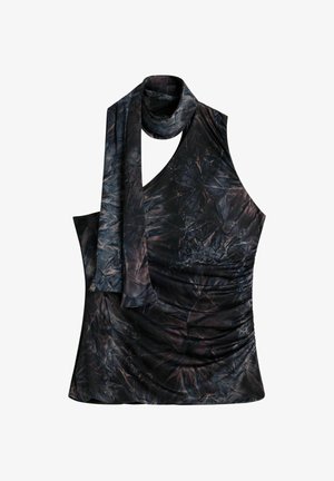 Varrukateta tumeda tie-dye mustriga top, millel on asümmeetriline kaelus ja külge kinnitatud pikk sall, millel on ühel küljel voltis kangas.