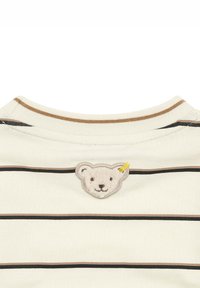 Beige- und braun gestreiften Hemd mit einem kleinen gestickten Teddy-Bären-Gesicht-Patch, das zentriert unter dem Kragen auf der Rückseite angebracht ist.