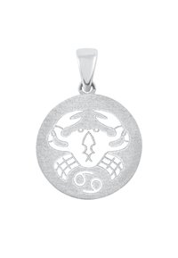 Silverhängsmycke med en cirkulär design och en utskuren krabba, texturerad yta och en polerad ögla för fäste vid en kedja.