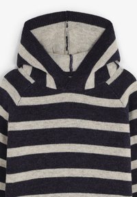 Pulover cu glugă în dungi, albastru marin și gri deschis, material tricotat. Are un design cu decolteu în V adânc și dungi contrastante. Textură moale și manșete ribotate.
