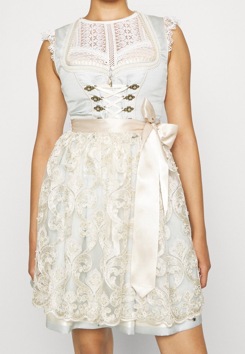 Robe bleu pâle sans manches avec corsage à lacets, panneau supérieur en dentelle transparente et tablier en dentelle crème orné noué à la taille par un ruban en satin.