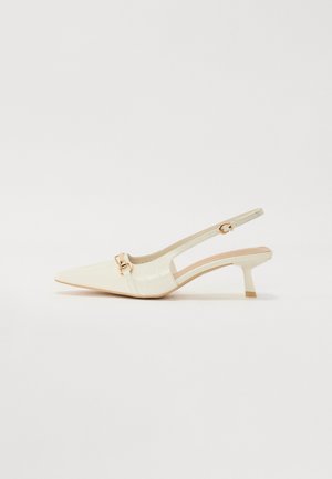 Λευκό παπούτσι slingback με尖尖尖 toe και χαμηλό τακούνι. Διαθέτει υφή με κροκοδείλια ανάγλυφη επιφάνεια και χρυσό μεταλλικό στοιχείο μπροστά.