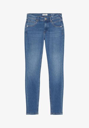 Szűk szabású, világoskék farmernadrág, öt zsebbel, fém szegecsekkel és varrott részletekkel az éleken.