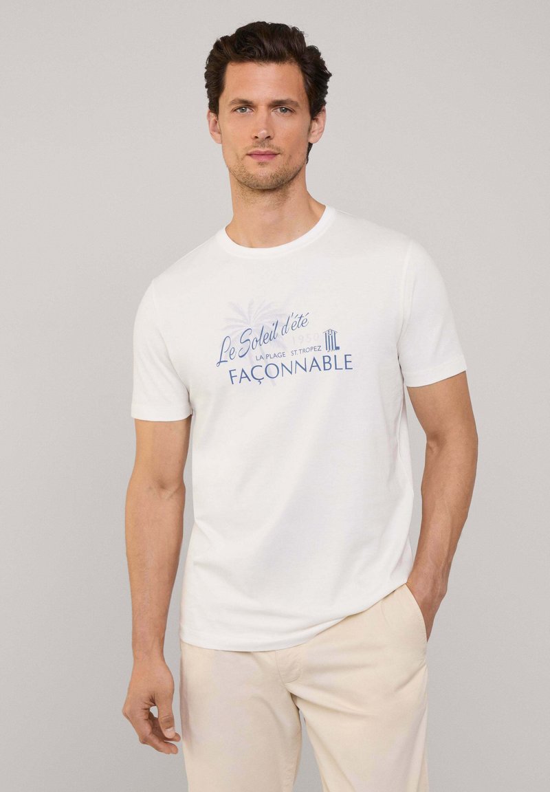 Camiseta de algodón blanca de manga corta. Presenta texto y gráficos en azul, incluyendo "Le Soleil d'été" y "FAÇONNABLE." Textura suave.