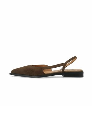 Scarpa slingback piatta in camoscio marrone con punta affilata, lati intagliati e suola bassa nera, mostrata di profilo su sfondo bianco.