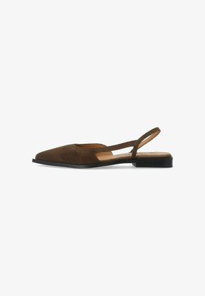 Chaussure slingback plate en daim marron à bout pointu, côtés découpés et semelle noire basse, présentée de profil sur fond blanc.